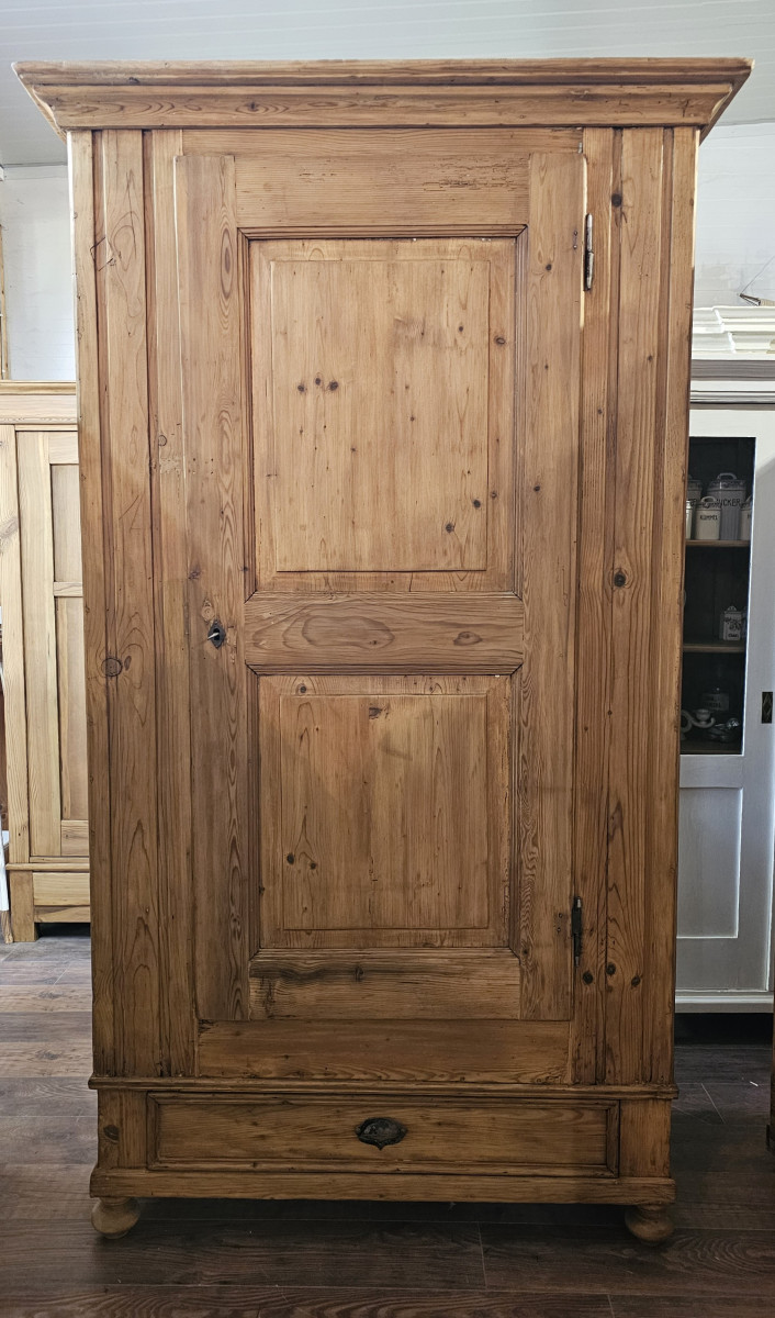 Antiker Schrank aus Weichholz um 1860