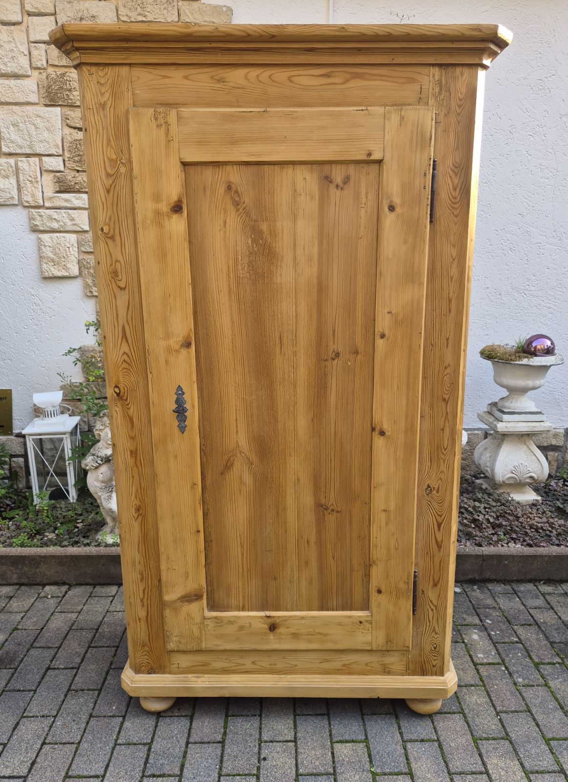 Antiker Schrank aus Weichholz um 1900